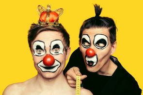 Red Nose Company Keisarin uudet vaatteet Red Nose Company Keisarin uudet vaatteet